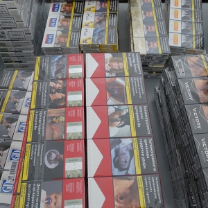 1.500 pachete cu țigări ascunse într-un microbuz, descoperite la P.T.F. Giurgiu