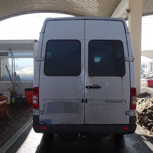 1.500 pachete cu țigări ascunse într-un microbuz, descoperite la P.T.F. Giurgiu