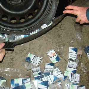 Ţigări ascunse în roțile unui autoturism, descoperite în P.T.F. Siret