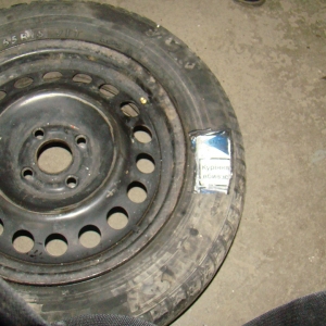 Ţigări ascunse în roțile unui autoturism, descoperite în P.T.F. Siret