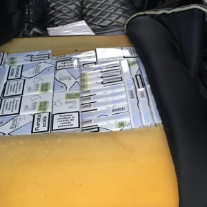 Ţigări de contrabandă ascunse în vederea sustragerii de la controlul de frontieră