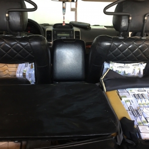 Ţigări de contrabandă ascunse în vederea sustragerii de la controlul de frontieră