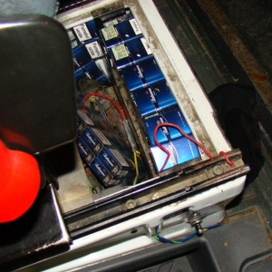 Ţigări de contrabandă ascunse în pernuţe de dormit şi sub scaunele din faţă ale unui microbuz