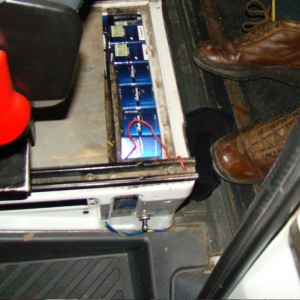 Ţigări de contrabandă ascunse în pernuţe de dormit şi sub scaunele din faţă ale unui microbuz