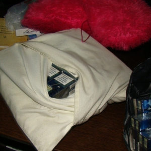 Ţigări de contrabandă ascunse în pernuţe de dormit şi sub scaunele din faţă ale unui microbuz