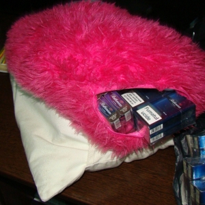 Ţigări de contrabandă ascunse în pernuţe de dormit şi sub scaunele din faţă ale unui microbuz