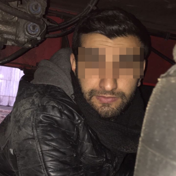 Cetăţean turc ascuns sub un camion încărcat cu roșii, descoperit la P.T.F. Nădlac