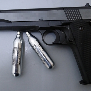 Armă neletală fără documente legale