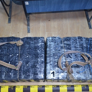 Țigări de contrabandă trecute peste apa râului Prut cu ajutorul unor sfori