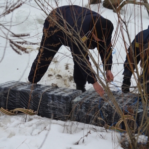 Țigări de contrabandă trecute peste apa râului Prut cu ajutorul unor sfori