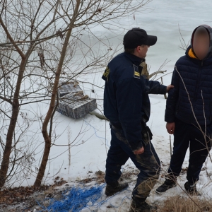 Țigări de contrabandă trecute peste apa râului Prut cu ajutorul unor sfori