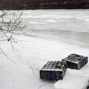 Țigări de contrabandă trecute peste apa râului Prut cu ajutorul unor sfori