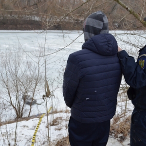 Țigări de contrabandă trecute peste apa râului Prut cu ajutorul unor sfori