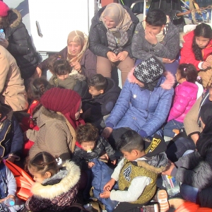 21 de copii si 31 de adulti, salvați de poliţiştii de frontieră români din apele Mării Egee