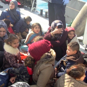 21 de copii si 31 de adulti, salvați de poliţiştii de frontieră români din apele Mării Egee