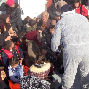 21 de copii si 31 de adulti, salvați de poliţiştii de frontieră români din apele Mării Egee