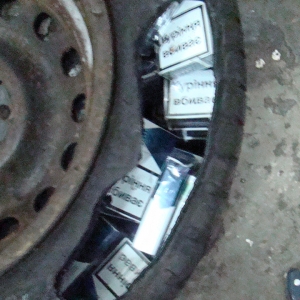 Aproximativ 5.700 pachete de ţigări de contrabandă, descoperite în două autoturisme la frontiera de nord