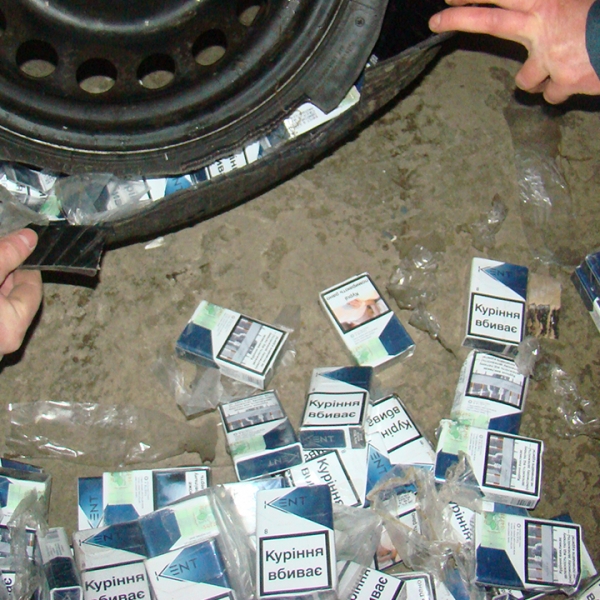 Aproximativ 5.700 pachete de ţigări de contrabandă, descoperite în două autoturisme la frontiera de nord