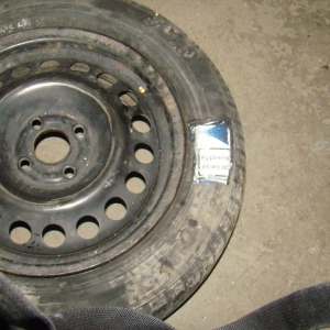 Aproximativ 5.700 pachete de ţigări de contrabandă, descoperite în două autoturisme la frontiera de nord