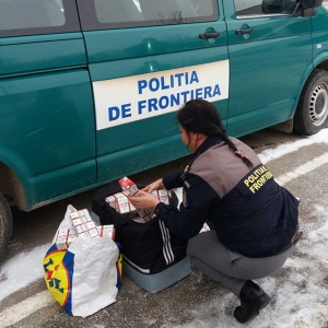 Țigări fără marcaje fiscale, confiscate de poliţiştii de frontieră mehedinţeni
