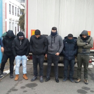 Cinci turci și un sirian depistați la Nădlac, ascunși într-un automarfar
