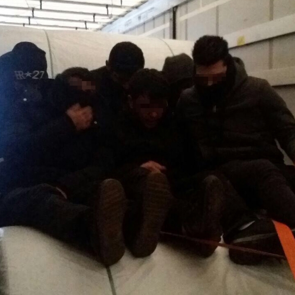 Cinci turci și un sirian depistați la Nădlac, ascunși într-un automarfar