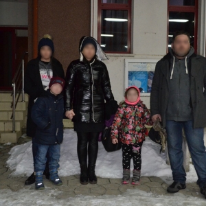 O familie de georgieni care a trecut Prutul înghețat, depistată de polițiștii de frontieră ieșeni