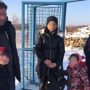 O familie de georgieni care a trecut Prutul înghețat, depistată de polițiștii de frontieră ieșeni