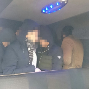 Patru afgani și doi vietnamezi ascunși într-un microbuz, depistați la P.T.F. Petea