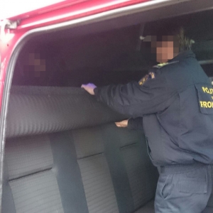 Patru afgani și doi vietnamezi ascunși într-un microbuz, depistați la P.T.F. Petea