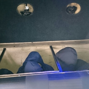 Patru afgani și doi vietnamezi ascunși într-un microbuz, depistați la P.T.F. Petea