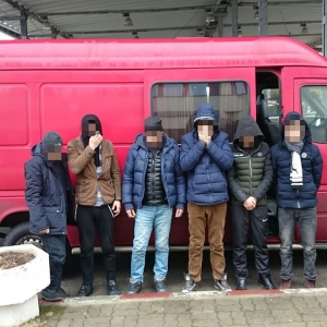 Patru afgani și doi vietnamezi ascunși într-un microbuz, depistați la P.T.F. Petea