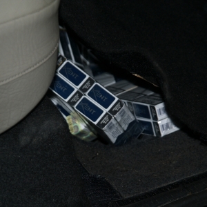 Ţigarete ascunse într-un autoturism în locul trusei medicale şi instinctorului