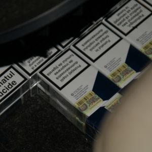 Ţigarete ascunse într-un autoturism în locul trusei medicale şi instinctorului