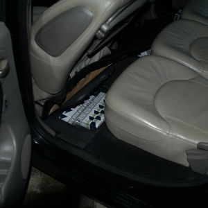 Ţigarete ascunse într-un autoturism în locul trusei medicale şi instinctorului