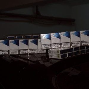 Ţigarete ascunse într-un autoturism în locul trusei medicale şi instinctorului