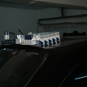 Ţigarete ascunse într-un autoturism în locul trusei medicale şi instinctorului