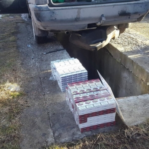 Ţigarete de contrabandă ascunse în rezervorul unui autoturism
