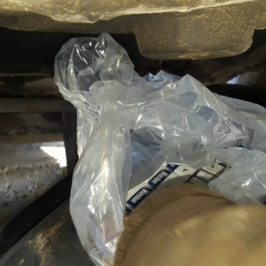 Ţigarete de contrabandă ascunse în rezervorul unui autoturism