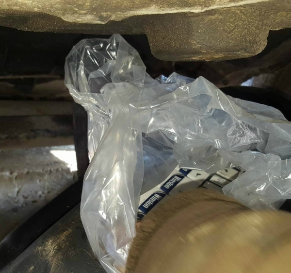 Ţigarete de contrabandă ascunse în rezervorul unui autoturism