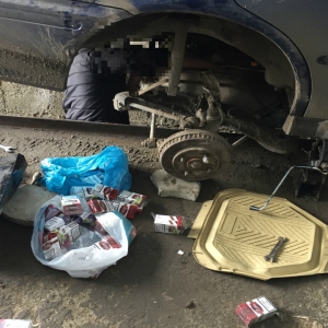 Ţigări de contrabandă ascunse rezervorul unui autoturism, descoperite la P.T.F. Sculeni