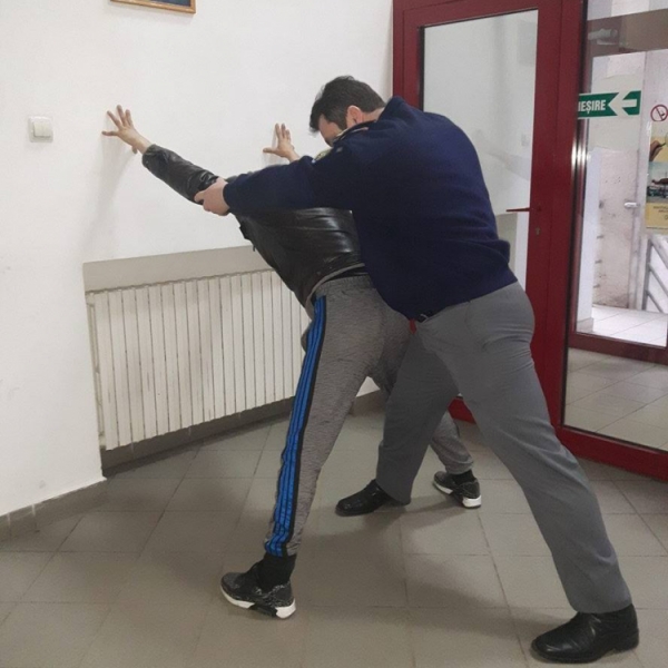 Doi tineri urmăriți internațional, depistați la controlul de frontieră