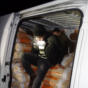 Opt sirieni ascunşi într-un microbuz, depistaţi la PTF Calafat