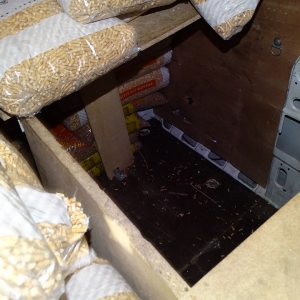 Opt sirieni ascunşi într-un microbuz, depistaţi la PTF Calafat