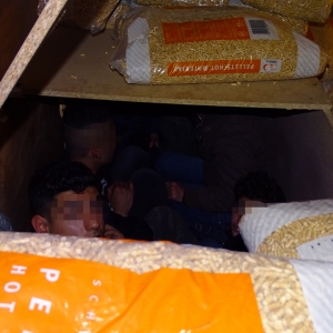 Opt sirieni ascunşi într-un microbuz, depistaţi la PTF Calafat