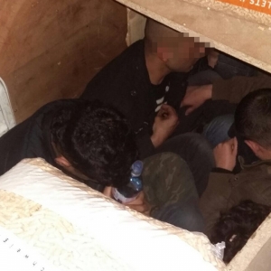 Opt sirieni ascunşi într-un microbuz, depistaţi la PTF Calafat