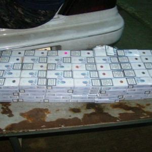 Zeci de mii de tigarete ascunse autovehicule, depistate la frontiera de est