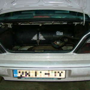 Zeci de mii de tigarete ascunse autovehicule, depistate la frontiera de est