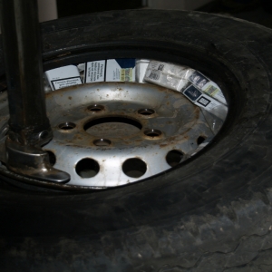 Zeci de mii de tigarete ascunse autovehicule, depistate la frontiera de est