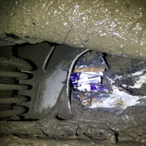 Ţigări de contrabandă ascunse sub bordul unui autoturism, descoperite la P.T.F. Sculeni